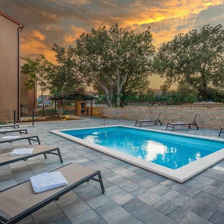 Apartments Cesare With Shared Pool Лижнян Екстер'єр фото