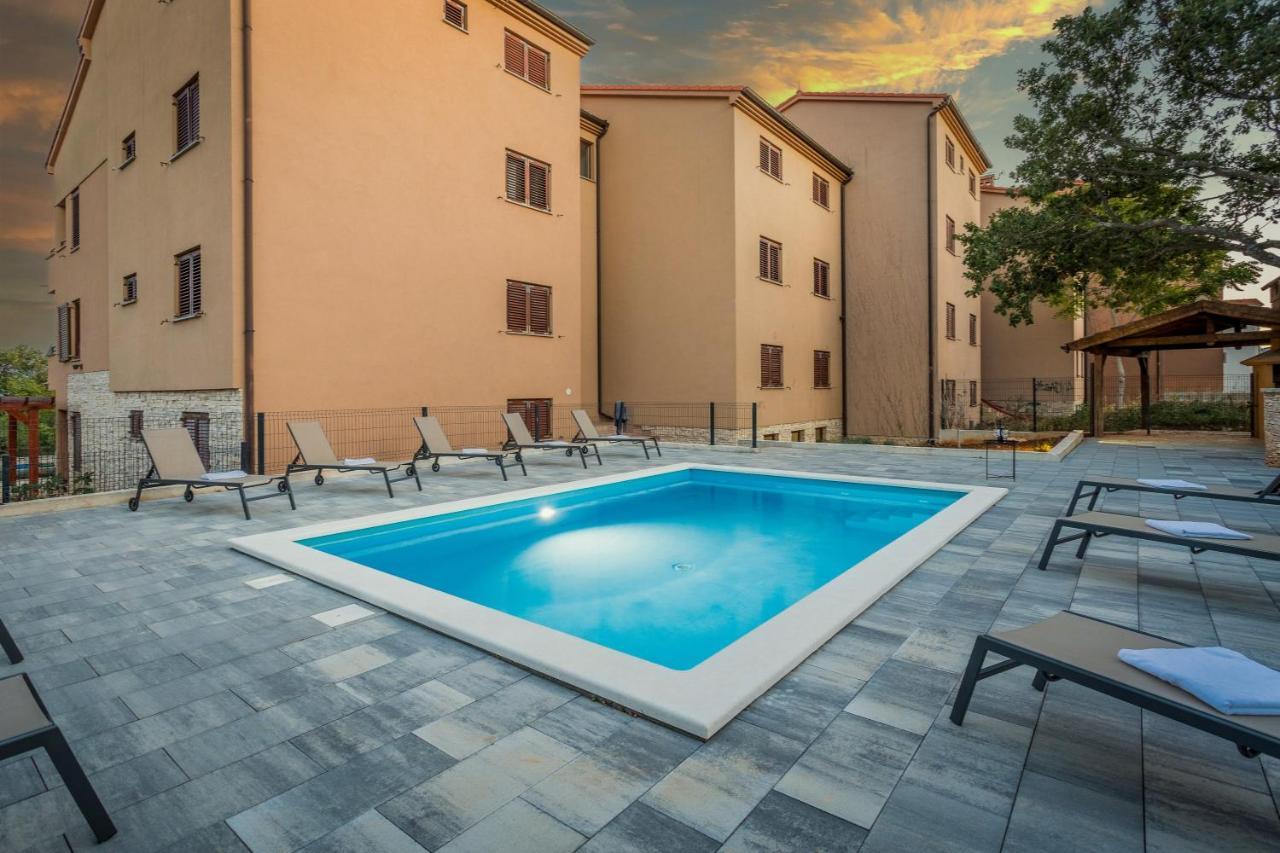 Apartments Cesare With Shared Pool Лижнян Екстер'єр фото