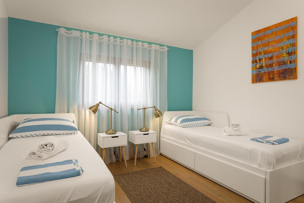Apartments Cesare With Shared Pool Лижнян Екстер'єр фото