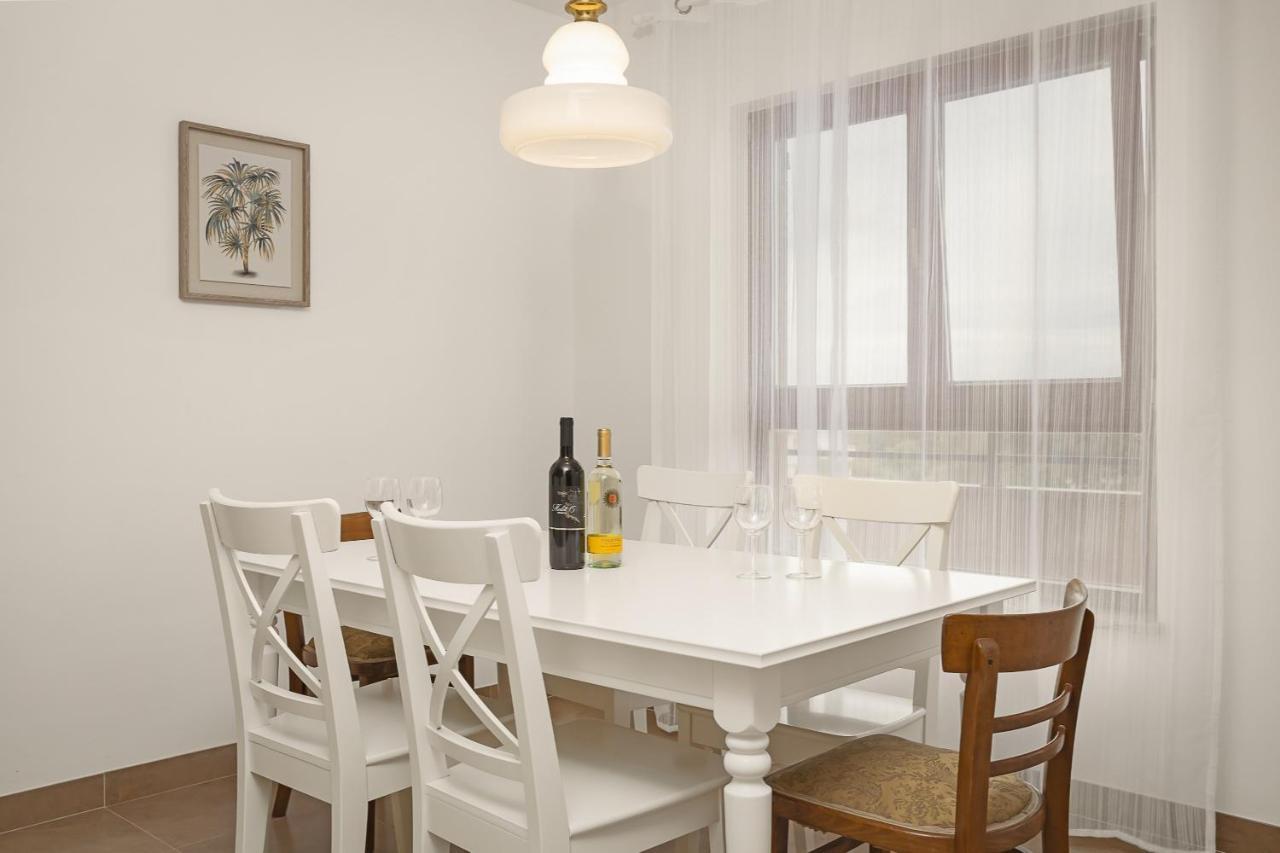 Apartments Cesare With Shared Pool Лижнян Екстер'єр фото