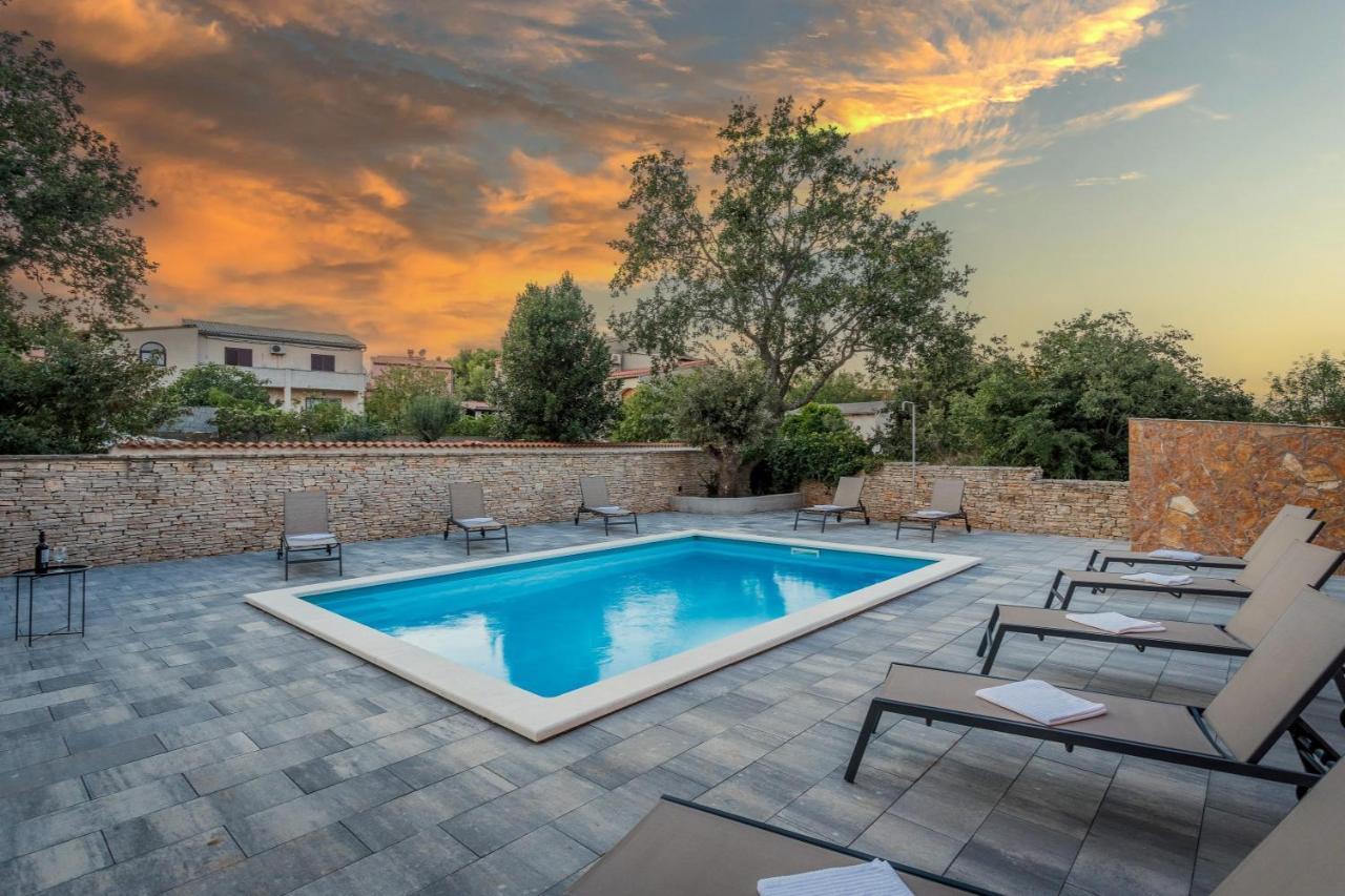 Apartments Cesare With Shared Pool Лижнян Екстер'єр фото
