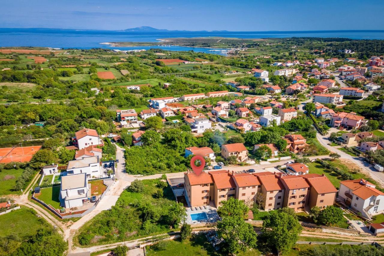 Apartments Cesare With Shared Pool Лижнян Екстер'єр фото