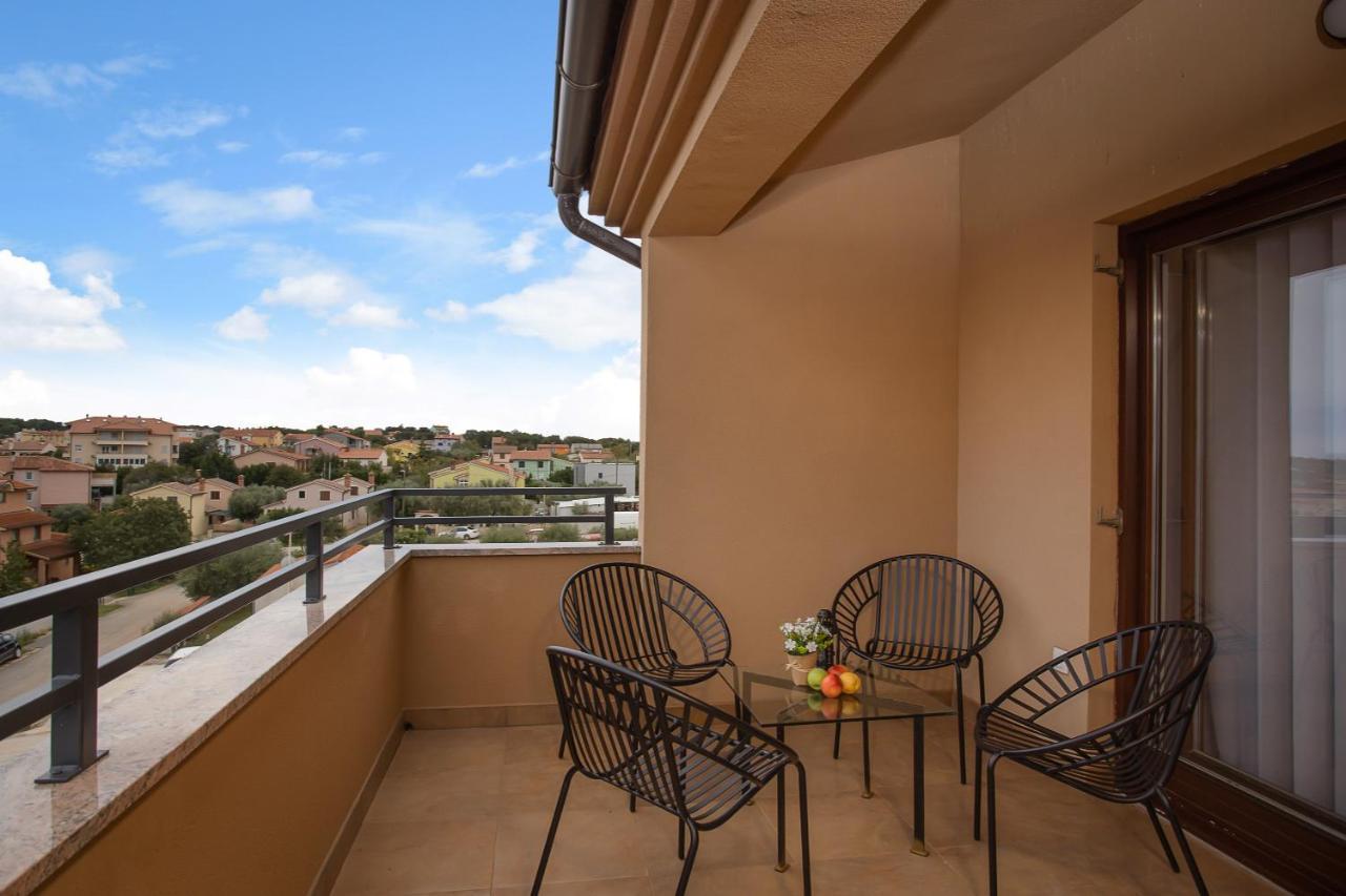 Apartments Cesare With Shared Pool Лижнян Екстер'єр фото