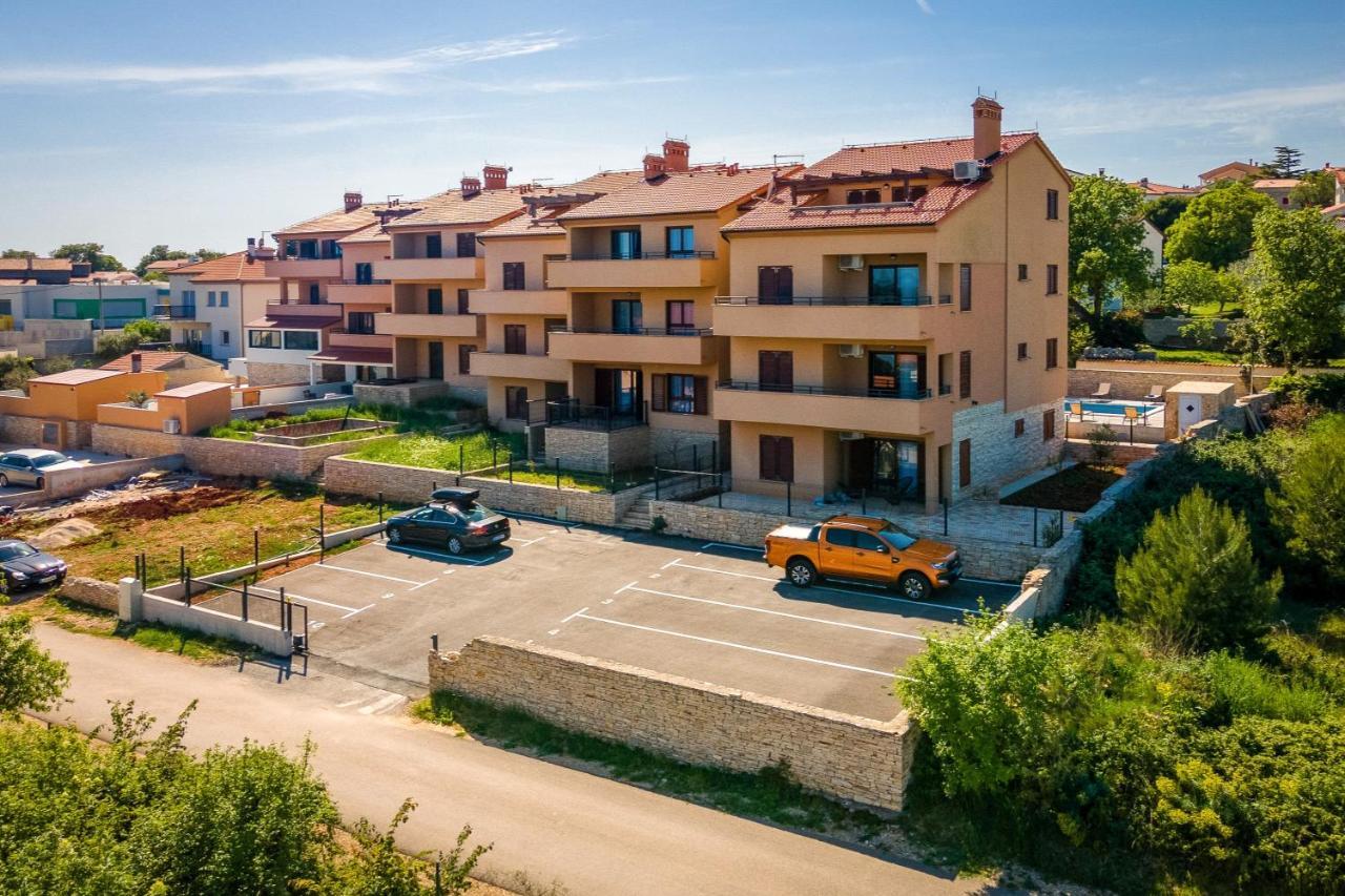 Apartments Cesare With Shared Pool Лижнян Екстер'єр фото