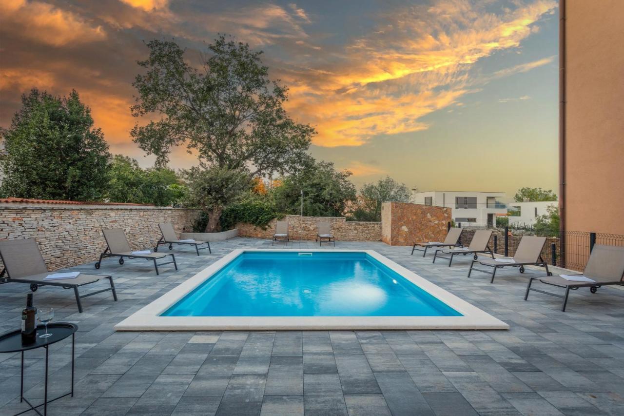 Apartments Cesare With Shared Pool Лижнян Екстер'єр фото