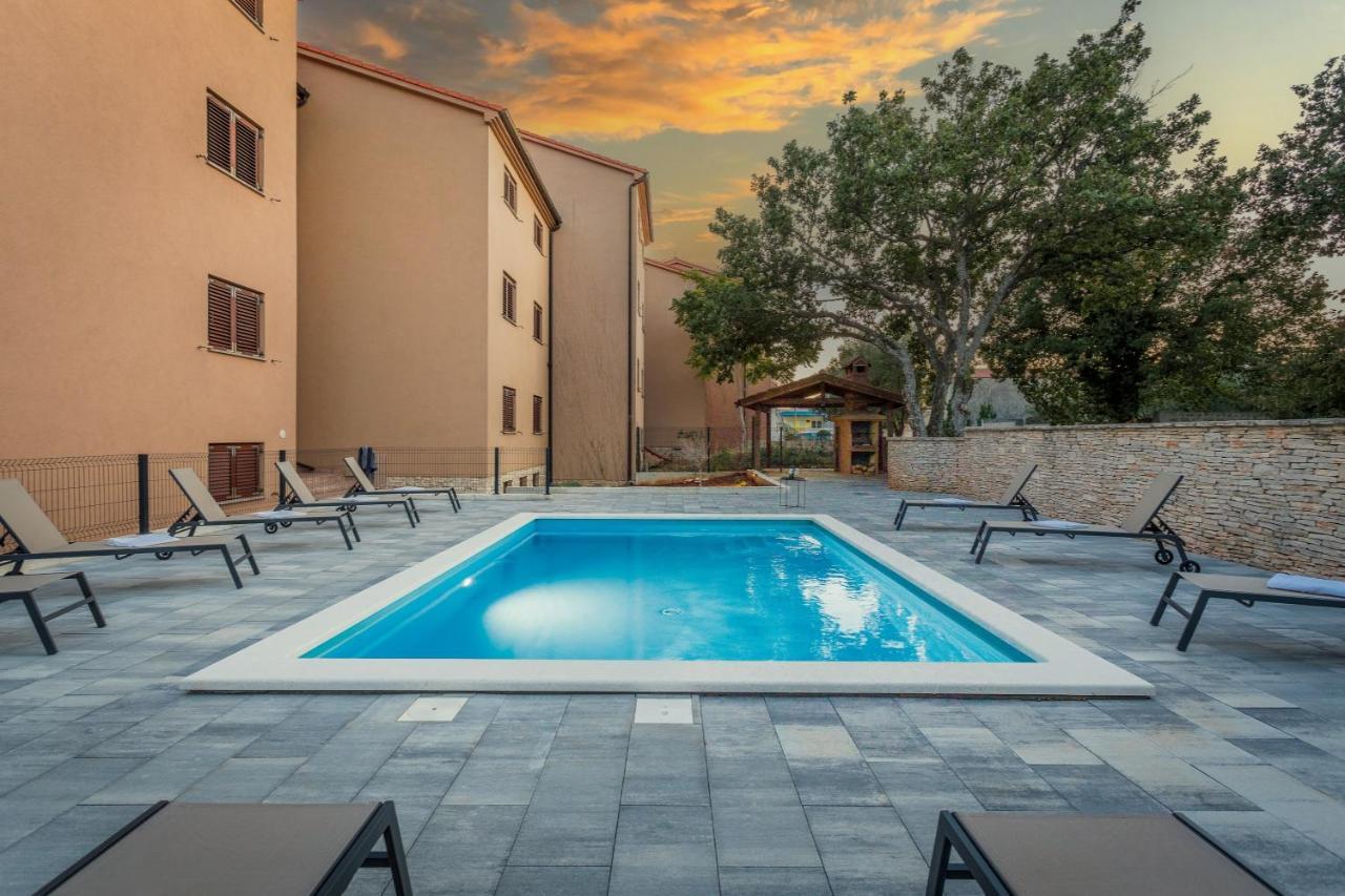 Apartments Cesare With Shared Pool Лижнян Екстер'єр фото
