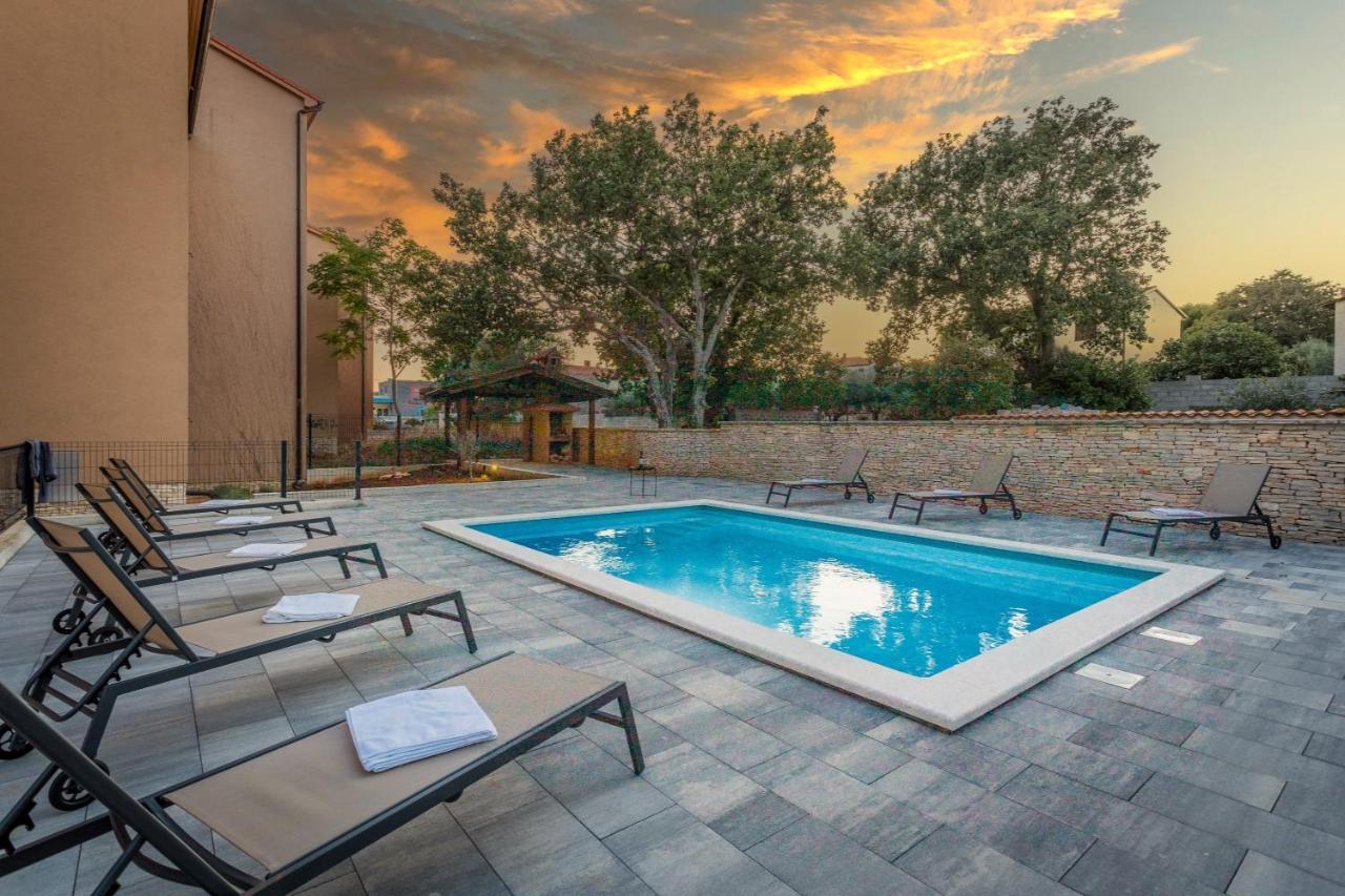 Apartments Cesare With Shared Pool Лижнян Екстер'єр фото